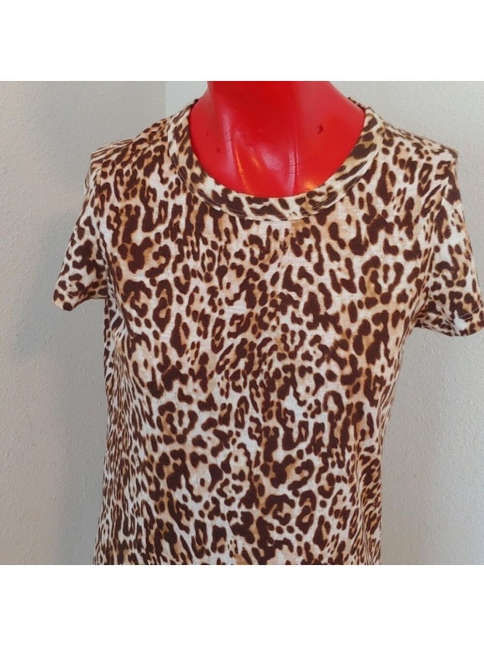 Banana Republic Leopard Print Women's Tee size Small - Picture 6 of 12